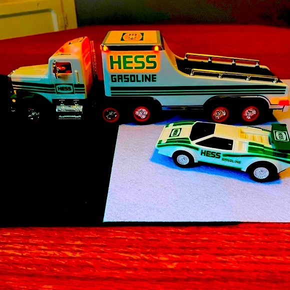 1991 “Hess” Gasoline Toy Hauler with Lamborghini Race Car - Picture 8 of 11
